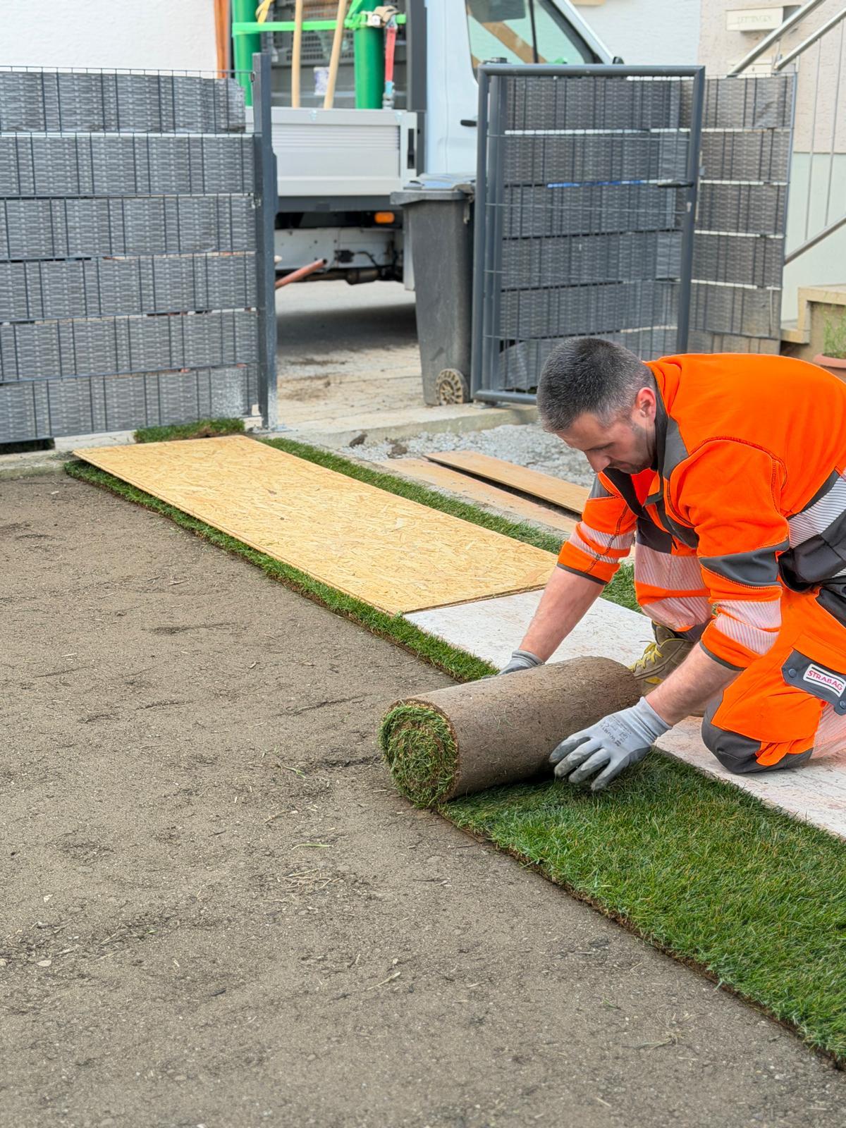 Rollrasen verlegen – professionelle Rasenpflege