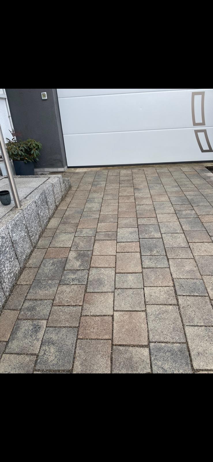 Gepflasterter Eingangsbereich mit Granitbordsteinen