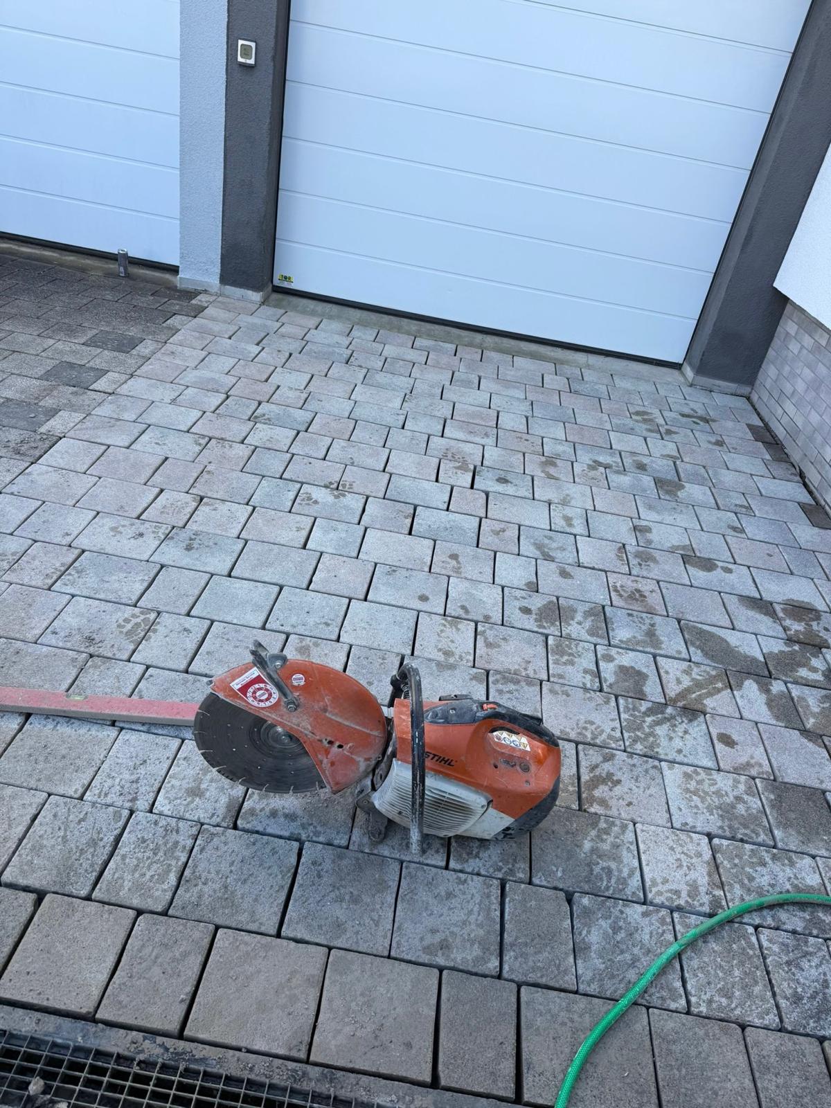 Gepflasterter Bereich vor Garagentor