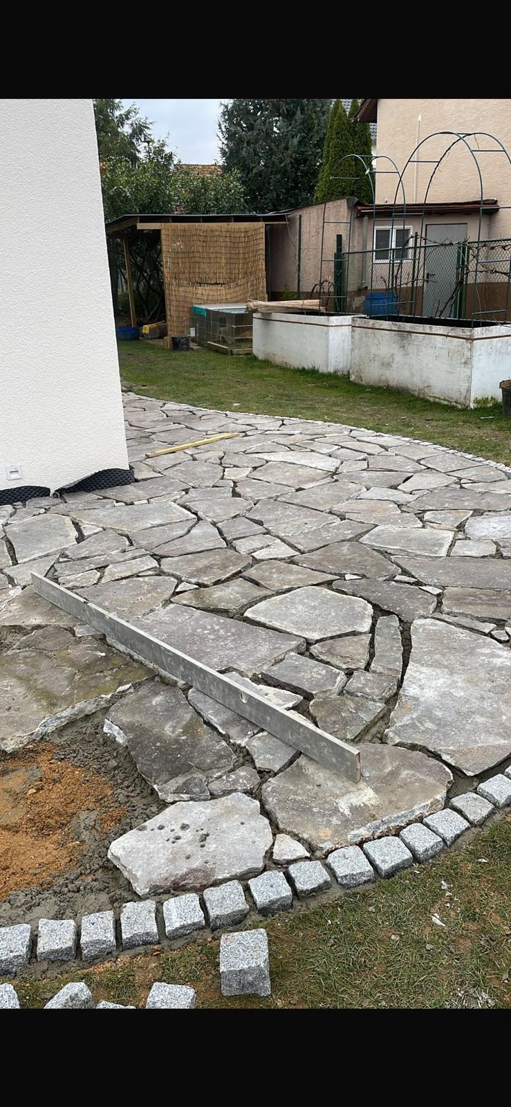 Polygonalplatten-Arbeit in Verlegung