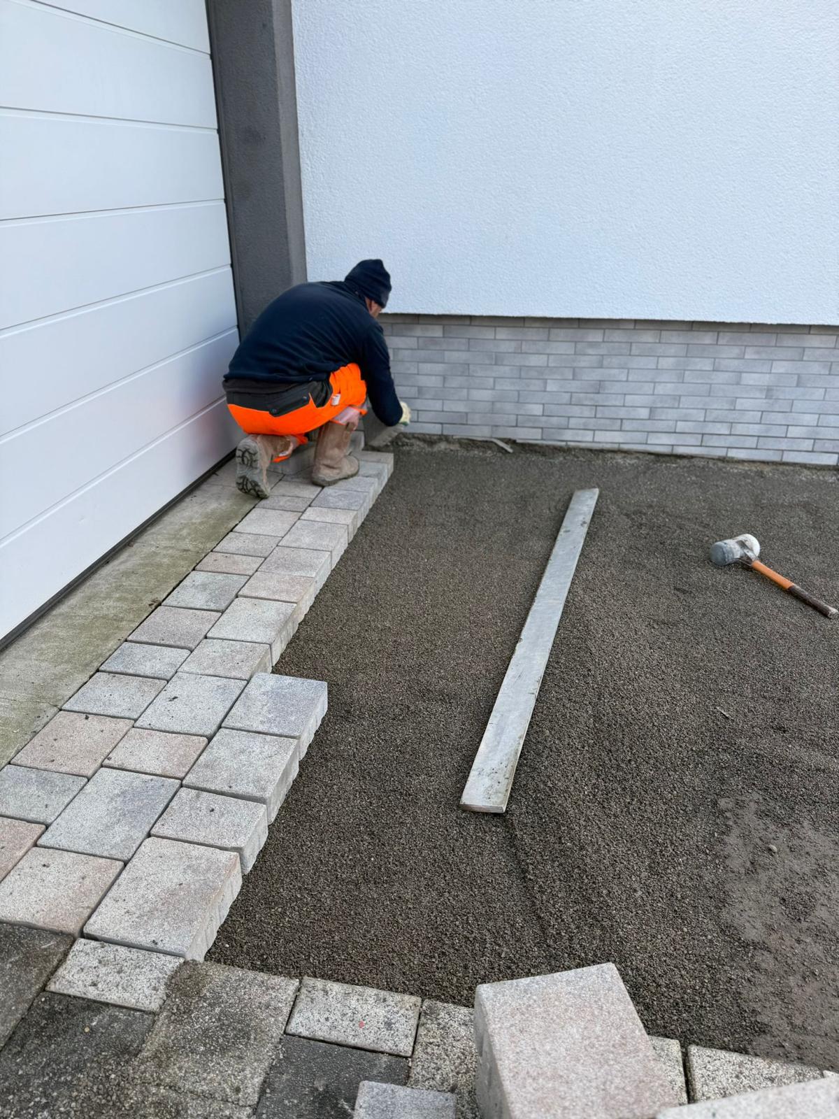 Unser Team bei der präzisen Pflasterarbeit